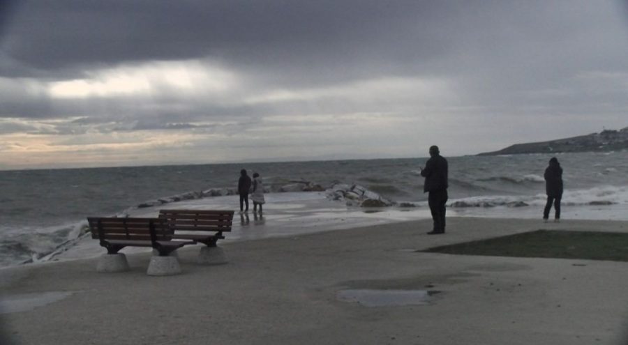 İstanbul'da fırtına: Balıkçı tekneleri battı, dev dalgalar oluştu, deniz ve hava trafiği aksadı