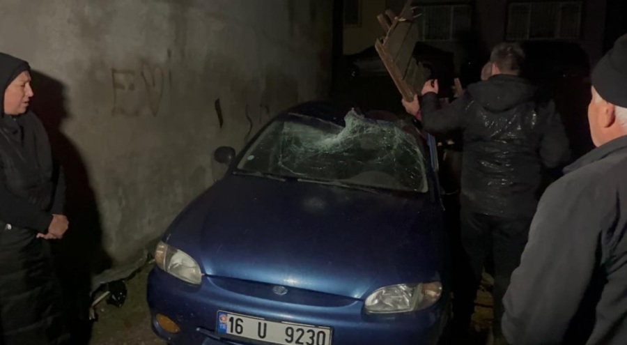 Bursa'da lodos nedeniyle uçan çatı parçası otomobilin üzerine düştü