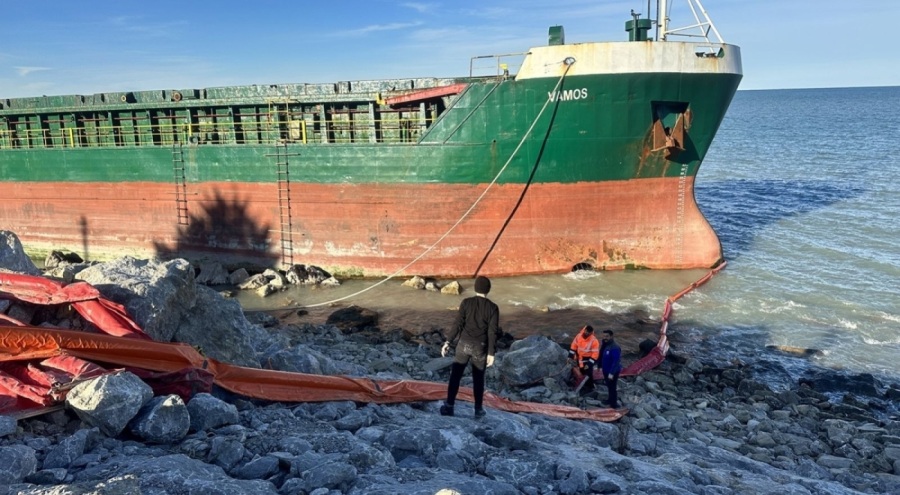Gemi, İnebolu'da karaya vurdu!