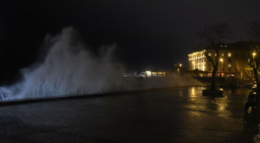 İstanbul'da boğaz çift yönlü geçişe kapatıldı, seferler iptal edildi
