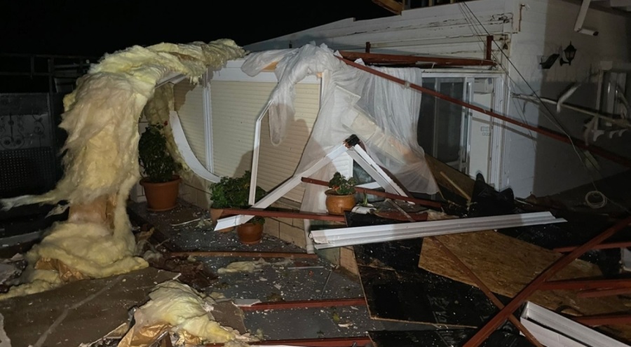 Ayvacık'ta fırtına! Çatılar uçtu, ağaçlar devrildi