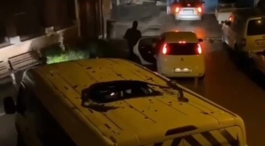 Bursa'da servis minibüsünün üzerine fırtınada kopan baca düştü!