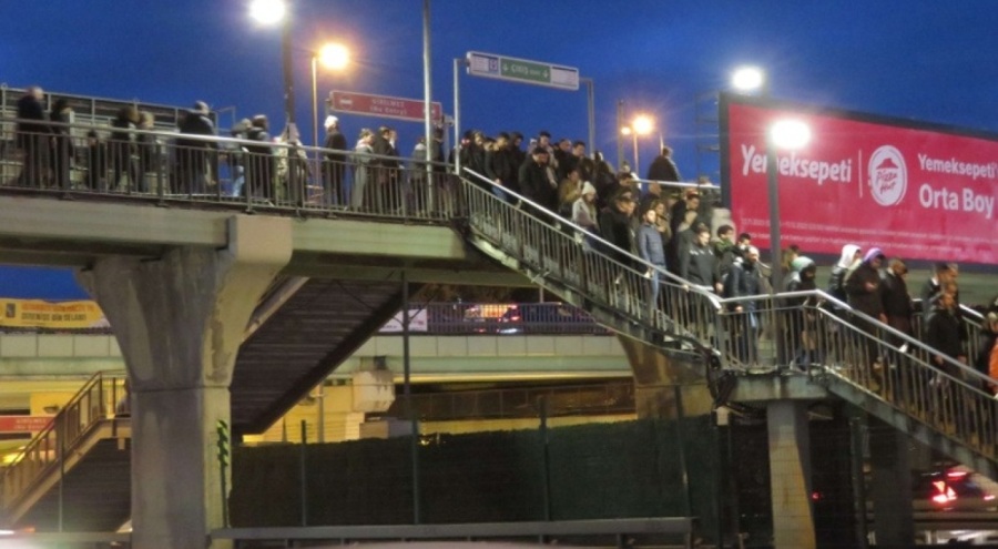 İstanbul'da fırtına ulaşımı da vurdu!