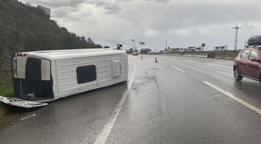 Katliam gibi kaza! İşçi servisi devrildi, yaralılar var