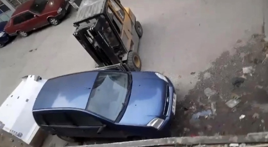 Bursa'da ilginç çözüm! Yanlış park edilen aracı forkliftle kaldırdı