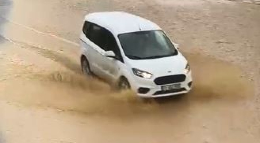 Tekirdağ'da sağanak yağış yolları göle çevirdi