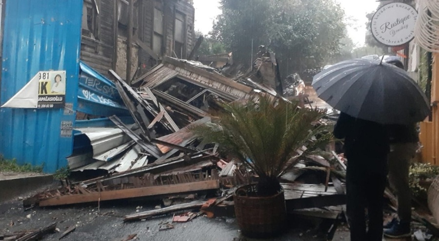 Sarıyer'de ahşap metruk bina çöktü