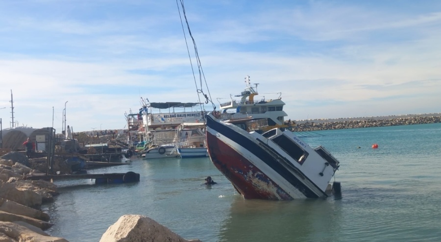 Fırtınada batan balıkçı teknesi vinçle çıkarıldı