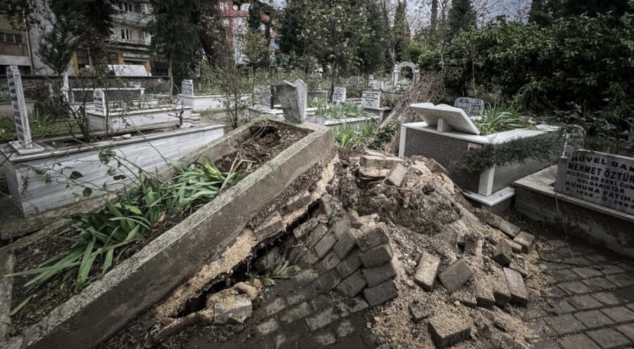 Bursa'da kuvvetli lodosta devrilen ağaçlar mezarları tahrip etti