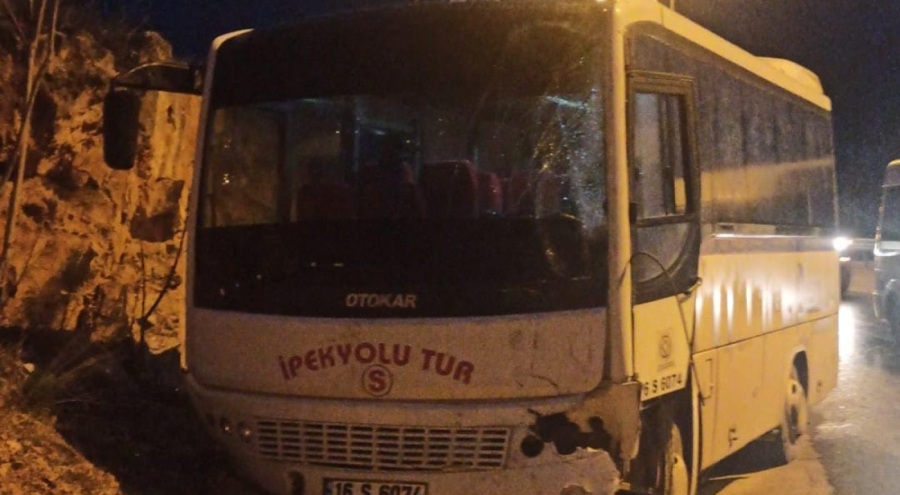 Bursa'da iki servis aracı çarpıştı: Çok sayıda yaralı var!