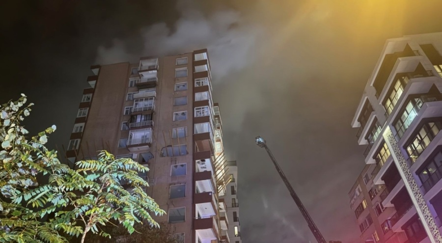 Kadıköy'de 14 katlı binanın çatısında düşen yıldırım yangına yol açtı