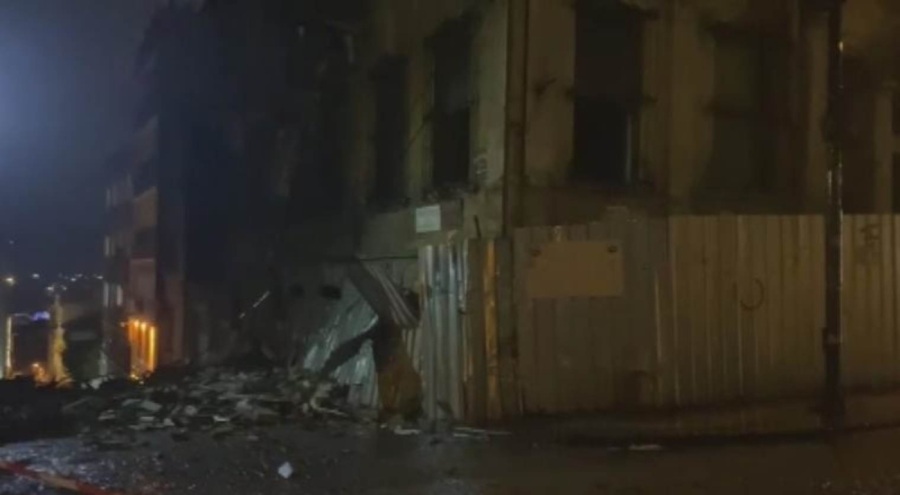 Sultanahmet'te şiddetli yağış sonrası tarihi bina çöktü!