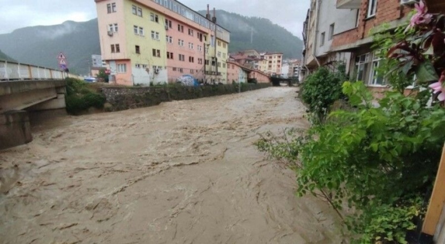 Bursa'da kuvvetli sağanakta mahsur kalan kadın kurtarıldı