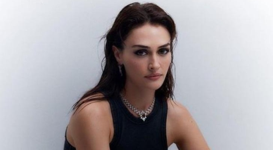 Esra Bilgiç yine tarzıyla olay oldu!