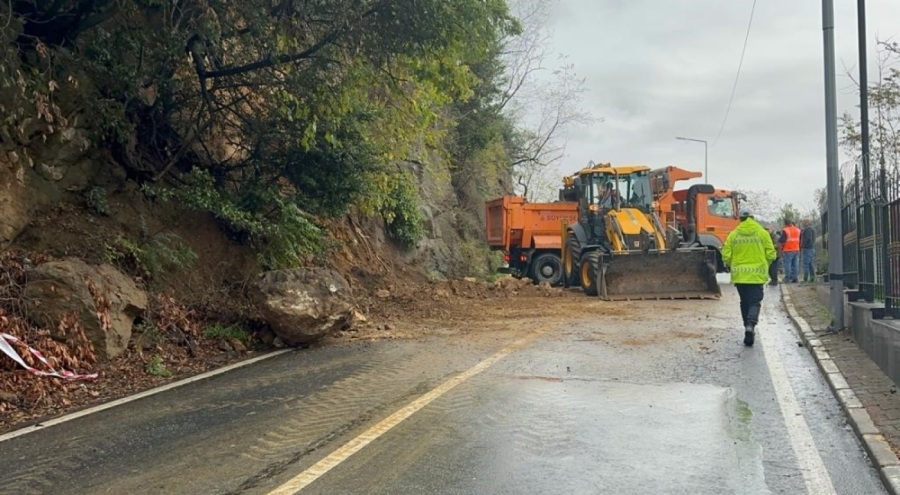 İstanbul'da faciadan dönüldü!  Caddeye dev kaya parçaları düştü
