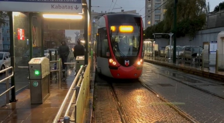 Tramvayda korku dolu anlar! Kapak açıldı