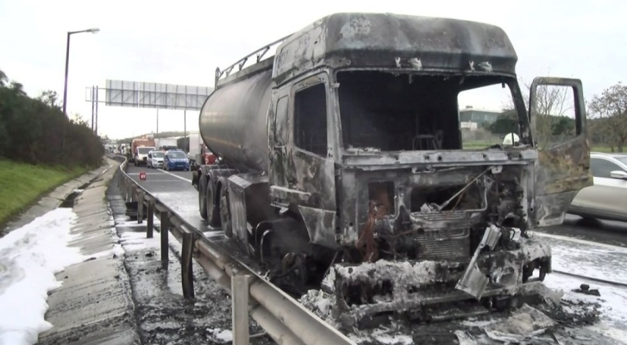 TEM'de lastiği patlayan tanker cayır cayır yandı!