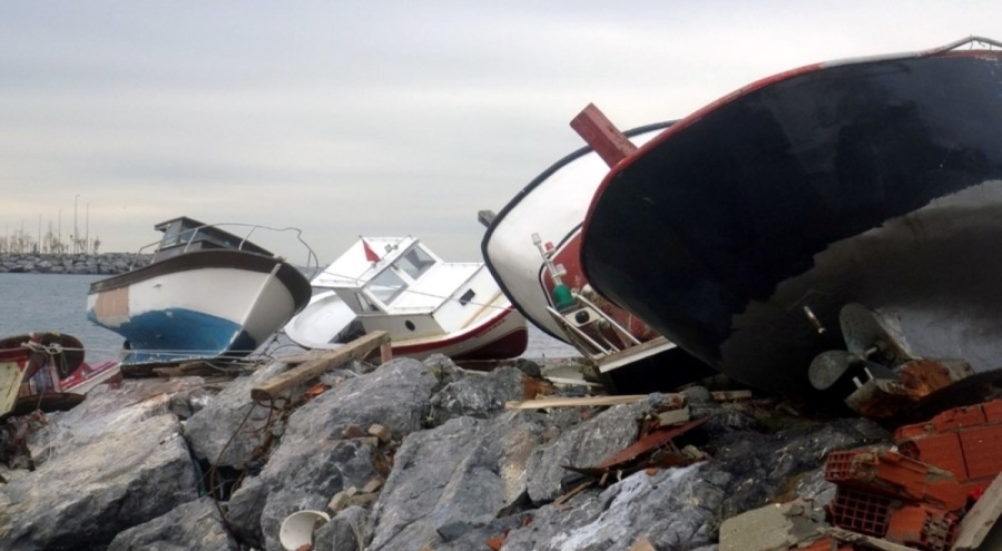 Şiddetli fırtına balıkçı barınağını vurdu