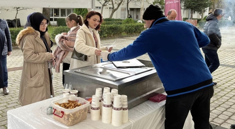 İnegöl Belediyesi, öğrencilere çorba dağıtıyor