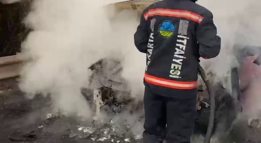 Otoyolda seyir halinde alev alan otomobil kullanılamaz hale geldi