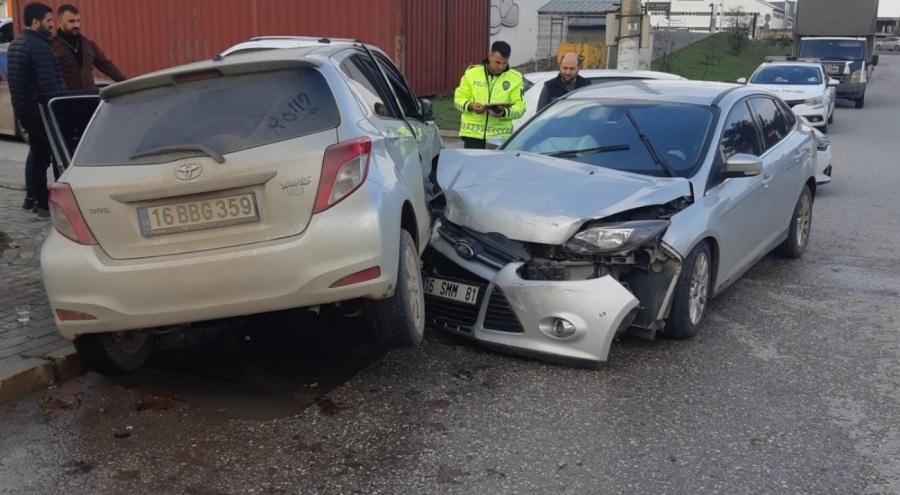 Bursa'da 2 otomobil çarpıştı: 1 yaralı!