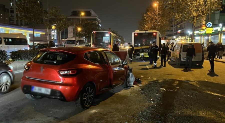 Esenyurt'ta İETT otobüsünün arkadan çarptığı otomobilin sürücüsü öldü