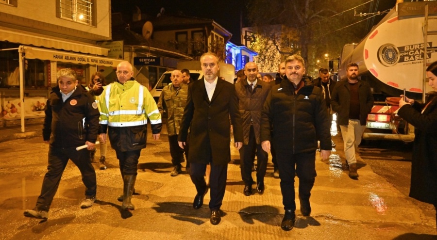 Başkan Aktaş, şiddetli yağışın yağdığı Tirilye'yi ziyaret etti