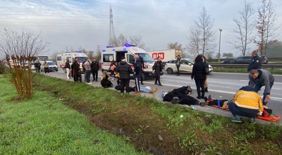 Otomobil yolcu minibüsüne çarptı, ortalık savaş alanına döndü! Çok sayıda yaralı