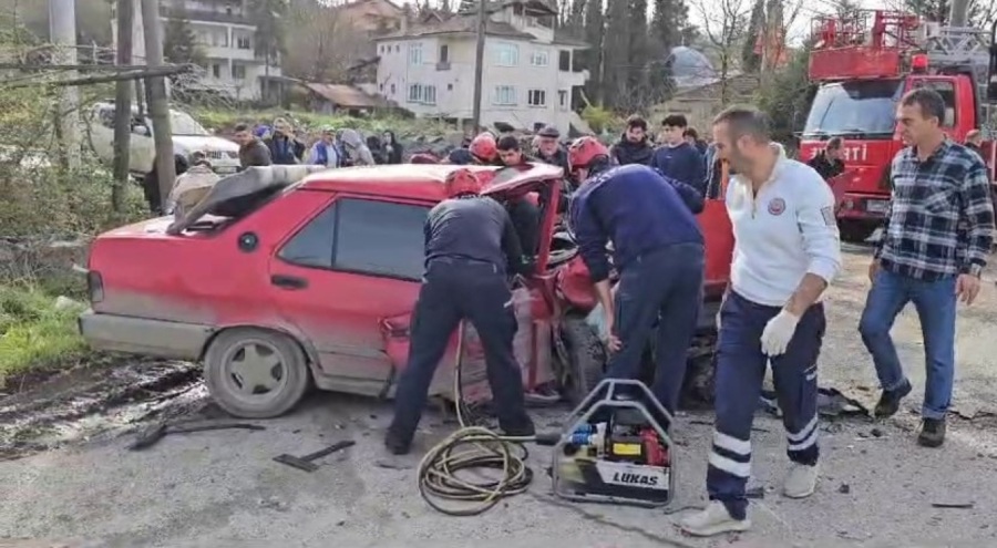 İki otomobil kafa kafaya çarpıştı
