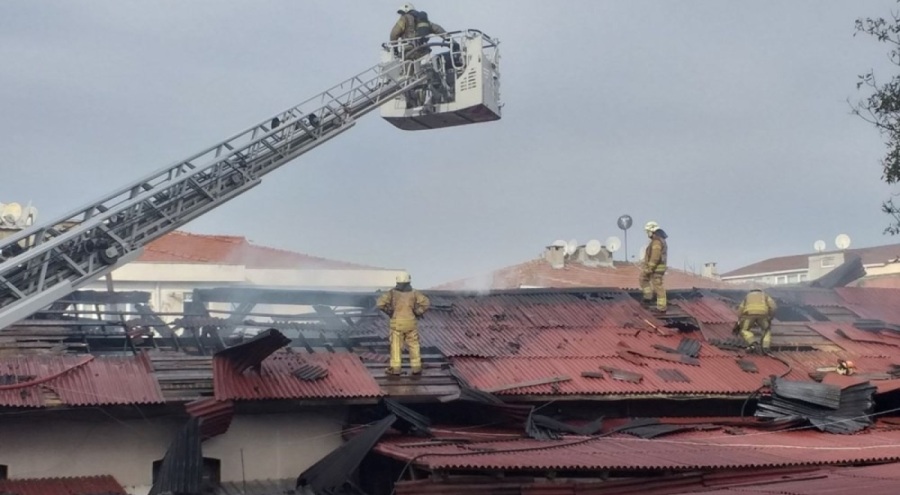 Tarihi köşkün marangozhanesinde yangın paniği!