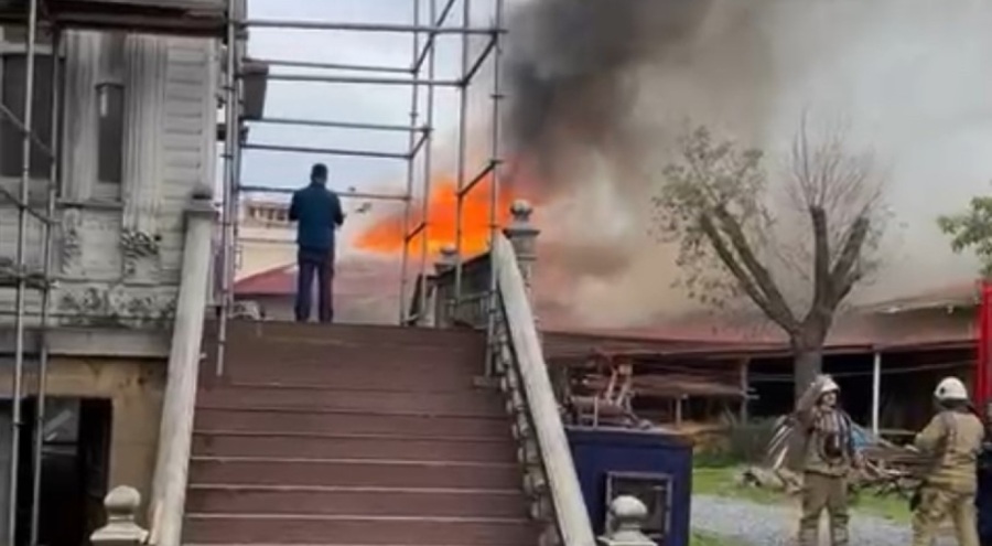 Marangozhane çatısı alev alev yandı