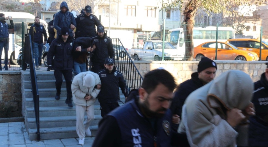 'Kargo dolandırıcılığı' operasyonunda gözaltına alınan şüpheliler adliyede