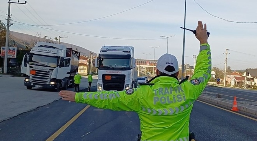 Bolu Dağı'nda kış lastiği olmayan araçlara geçiş yasağı!