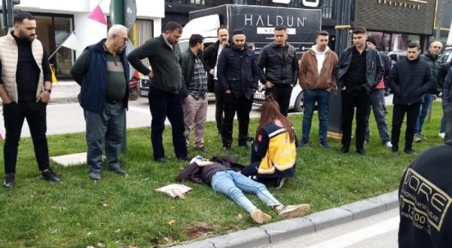 Bursa'da otomobil ile çarpışan motosikletteki 2 kardeş yaralandı