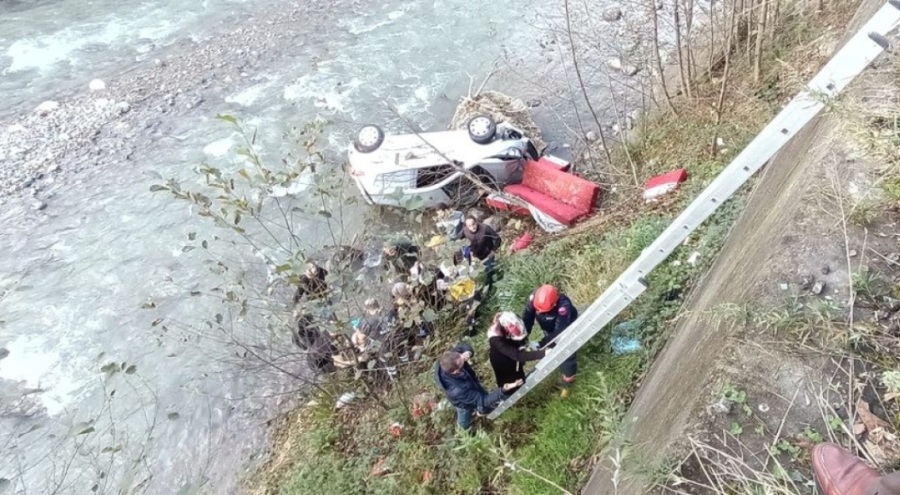 Sürücü adayının kullandığı otomobil dereye uçtu! Yaralılar var