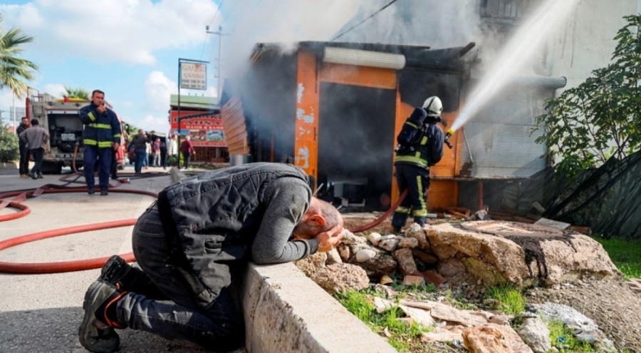 İş yeri yanan adam çaresizce izledi