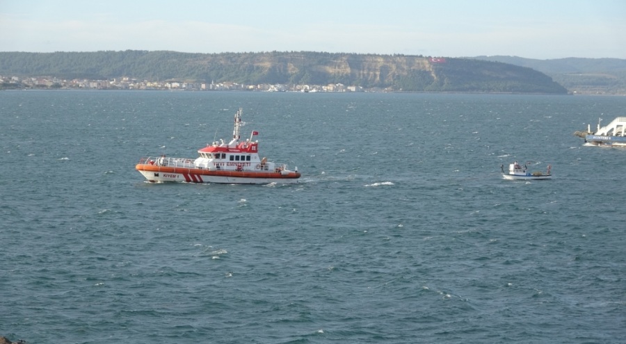 Çanakkale Boğazı'nda sürüklenen balıkçı teknesi, barınağa yanaştırıldı