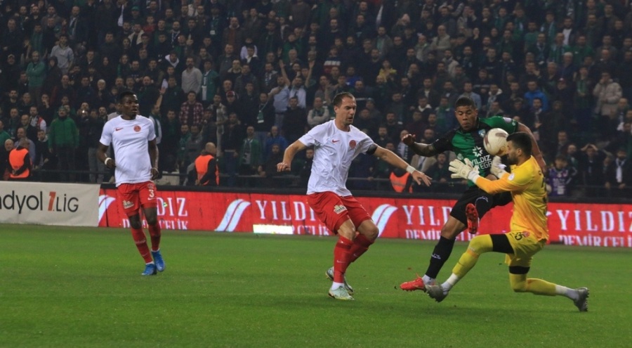 Ümraniyespor, Kocaelispor'un 11 maçlık serisini sonlandırdı