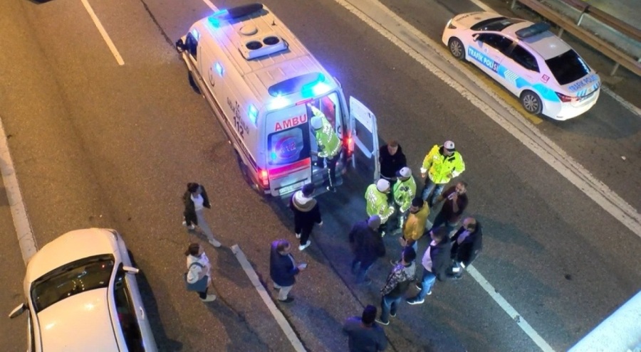 Kadıköy'de bir vatandaş, üst geçitten atladı