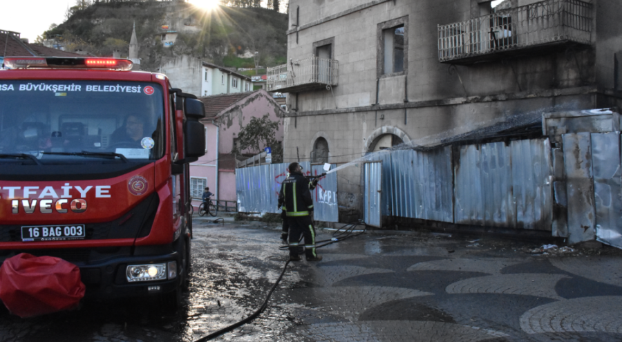 Bursa'da Dönence binasındaki barakada yangın! Bir kişi hayatını kaybetti