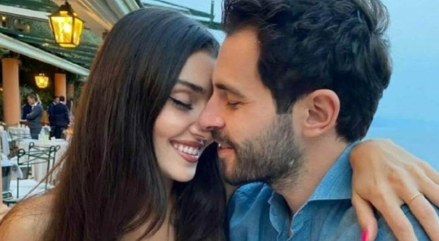 Hande Erçel ilişkilerinin 1. yılını kutladı