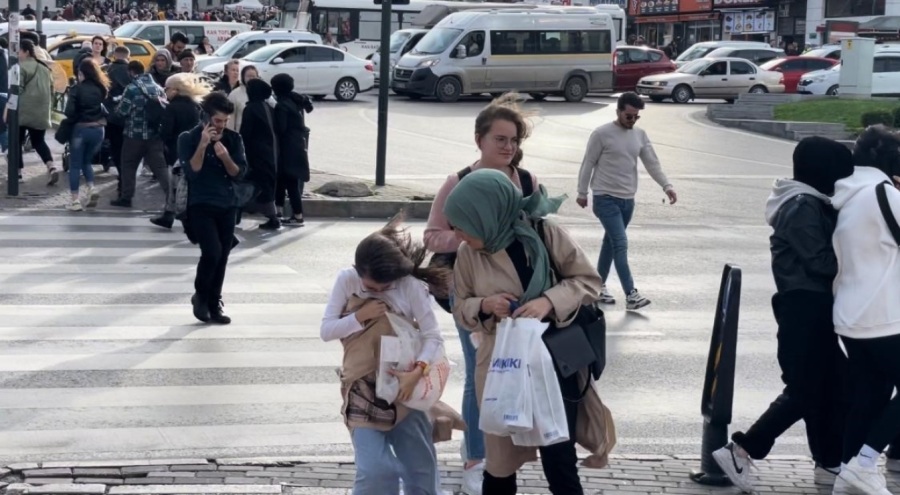 Bursa'da kuvvetli rüzgar zor anlar yaşattı
