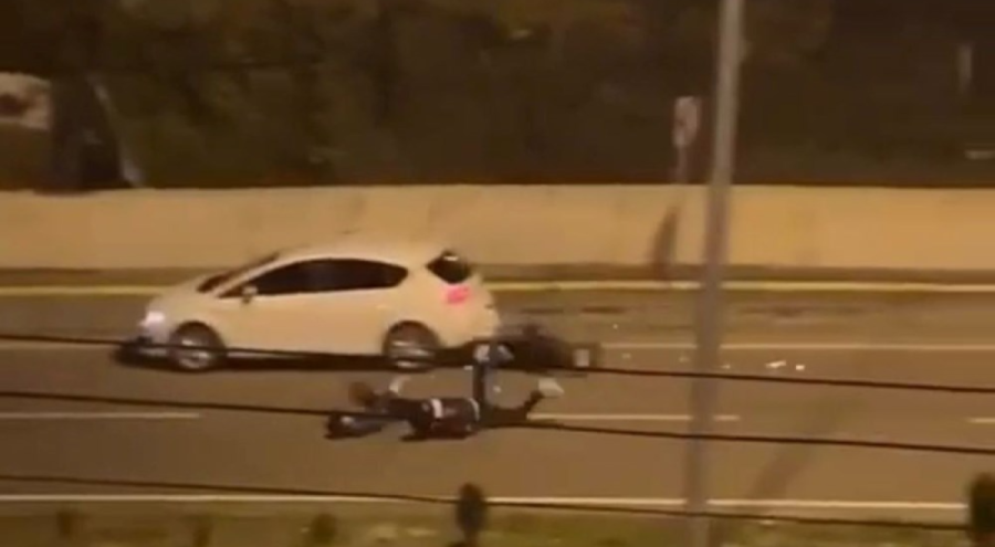 Kazaya yardım için durdu, motosiklet çarptı! Yaralılar var