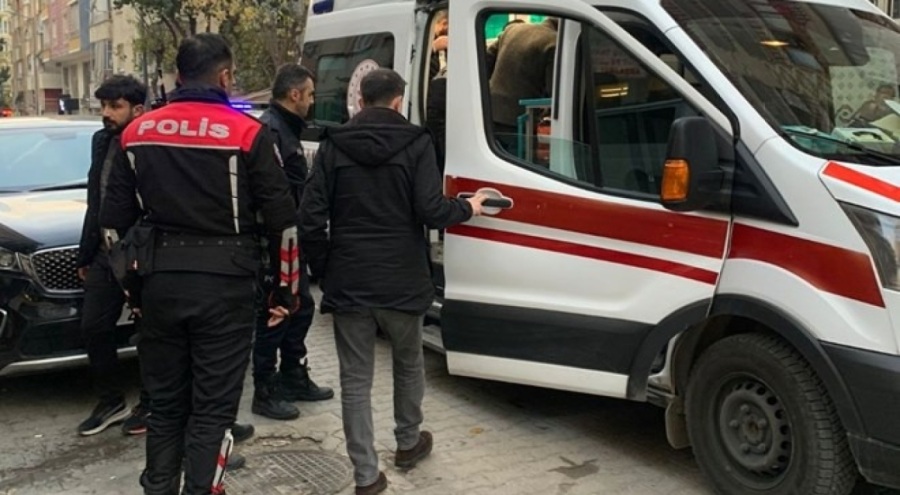 Eşiyle tartışıp kendini bıçakladı