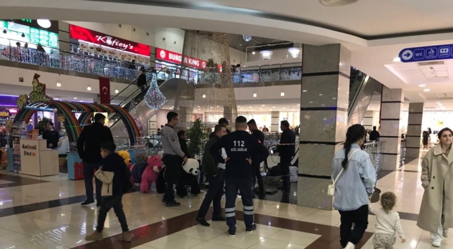 Yürüyen merdivenlerde düşen 1.5 yaşındaki çocuğun parmakları koptu