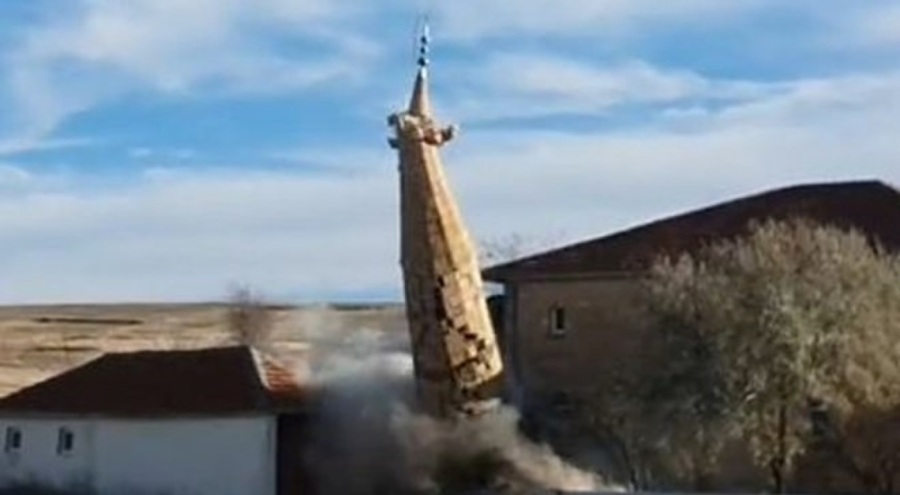 Fırtınada hasar gören caminin minaresi yıkıldı