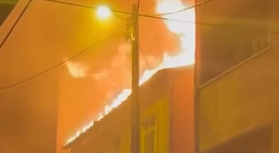 Tek katlı binanın çatısı alev alev yandı