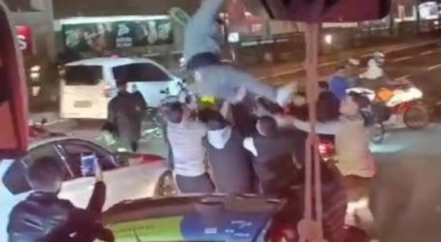 Asker uğurlama konvoyu yolu trafiğe kapattı