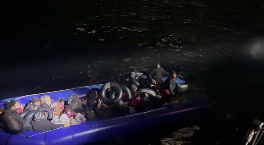 İzmir açıklarında 34 düzensiz göçmen yakalandı