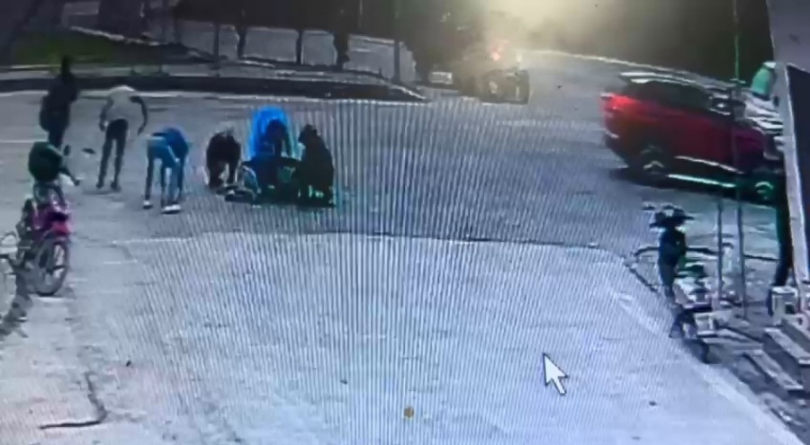 Bursa'da düşen zeytinleri toplamak için seferber oldular